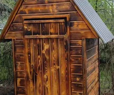 Двускатный туалет с металлической кровлей
